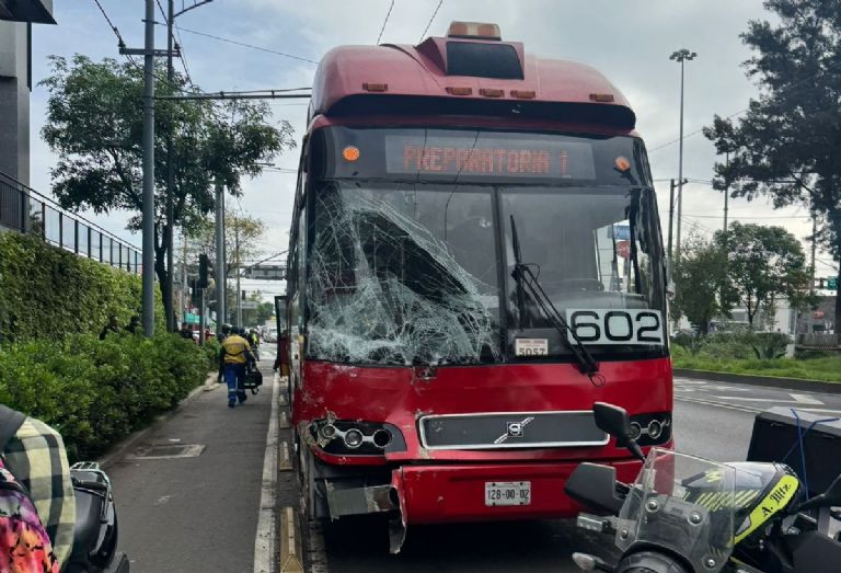 Accidente en San Juan de Aragón moviliza a las autoridades. Foto: Facebook