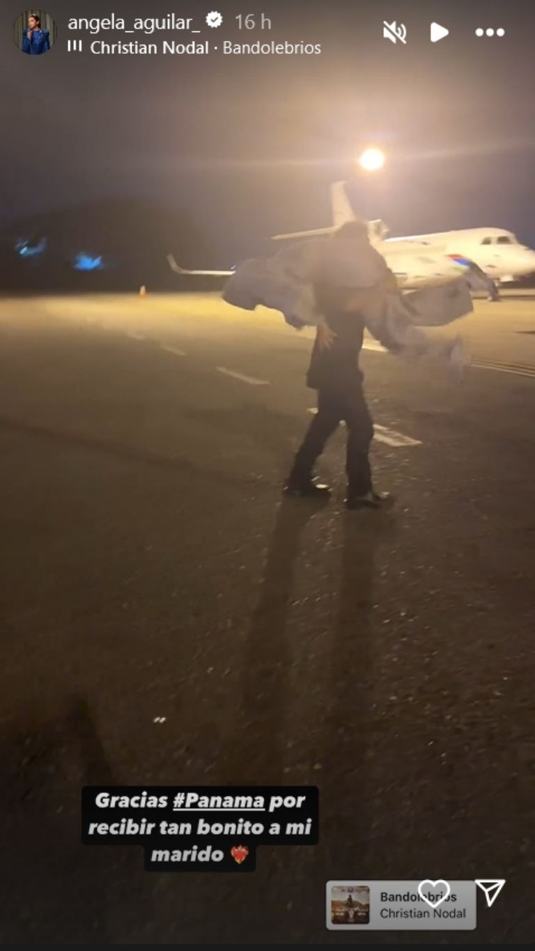 Ángela Aguilar y Christian Nodal disfrutan de su amor}