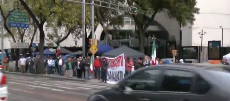 Permanece bloqueo afuera del Senado de la República. Foto: Twitter