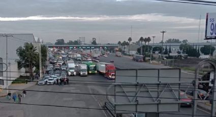 Transportistas generan caos en la México-Querétaro; bloquean caseta en Tepotzotlán