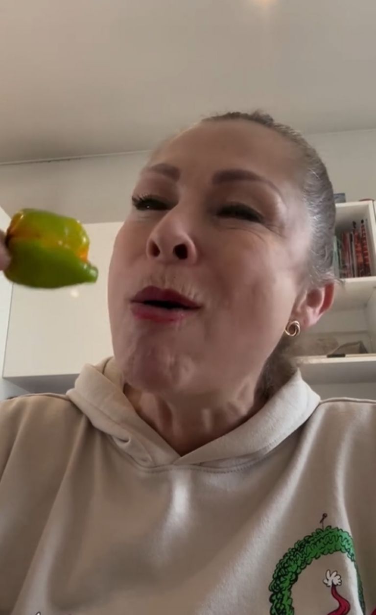 Leticia Calderón come chile frente a sus fans