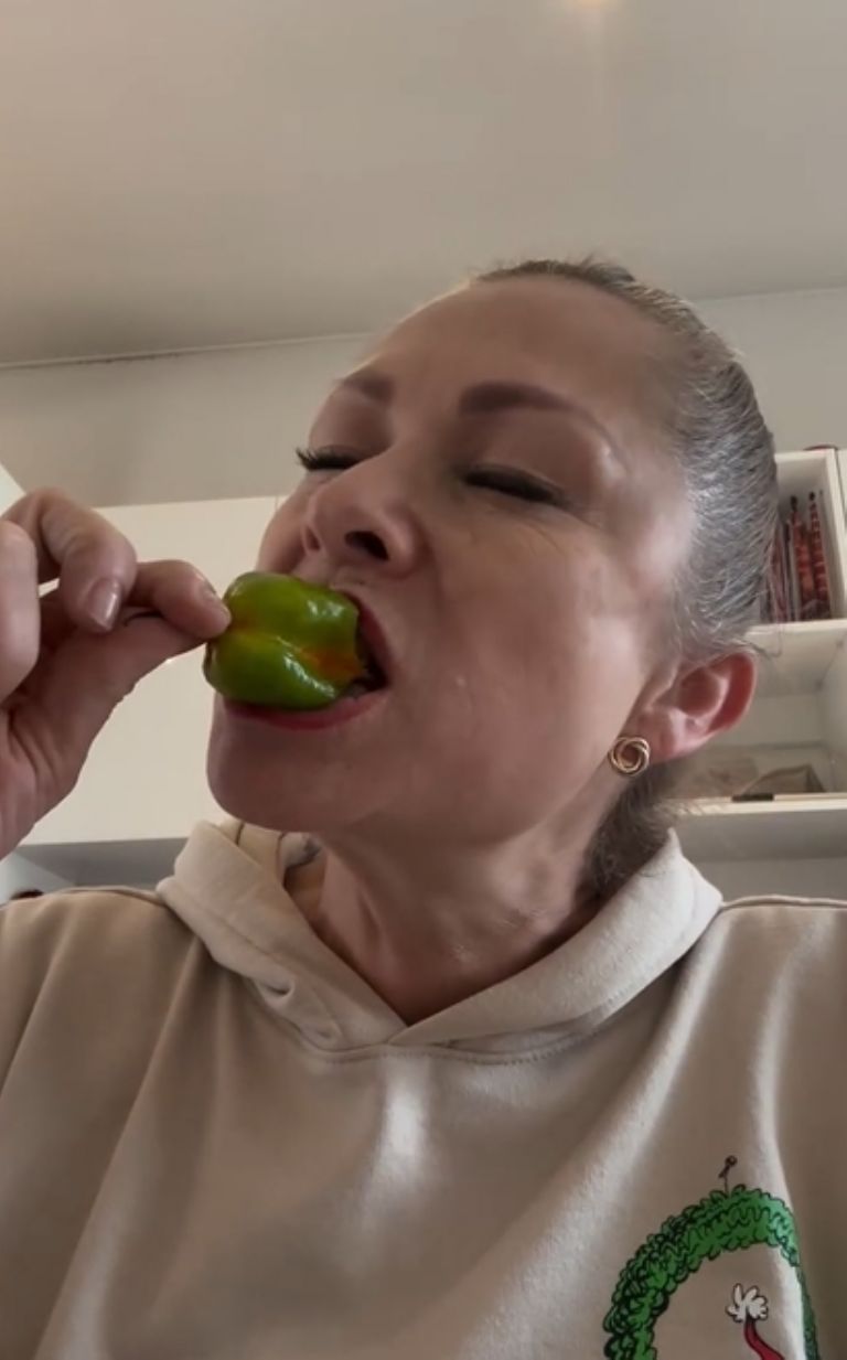 Leticia Calderón come chile frente a la cámara