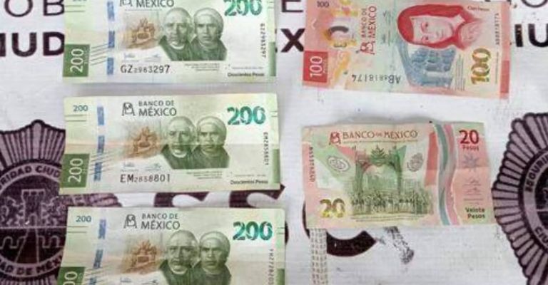 El detenido llevaba consigo dinero en efectivo y envoltorios de droga