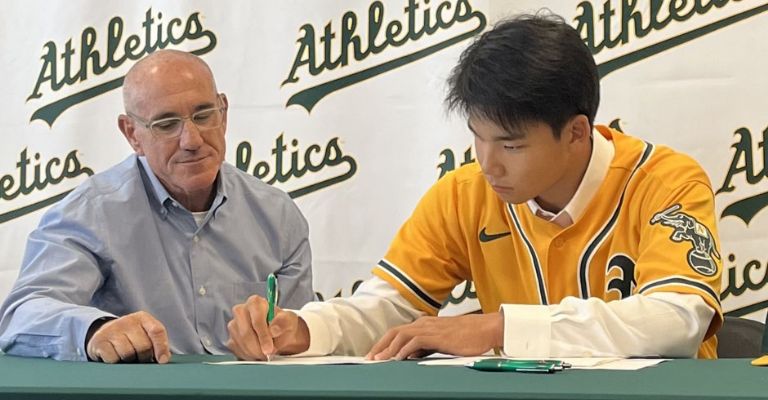 El juvenil pelotero estampó su firma con los Atléticos