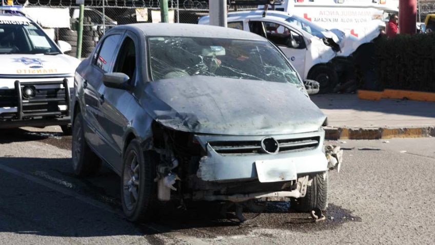 Dos autos protagonizan fuerte choque en Hermosillo; tres personas resultan lesionadas