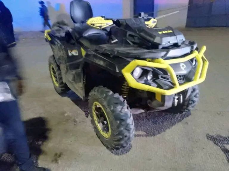 La cuatrimoto que fue abandonada por presuntos criminales