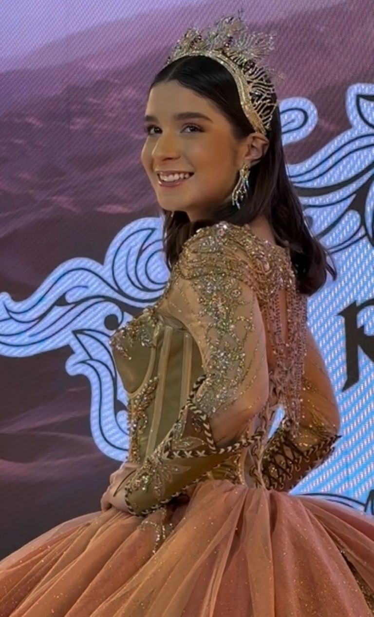 Hija de Itatí Cantoral muestra dotes de modelo en evento de Disney