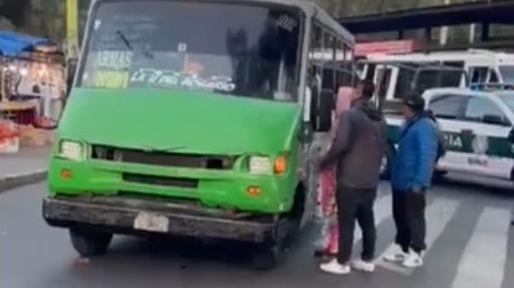 VIDEO: Microbús atropella a abuelita en Azcapotzalco; vecinos la sacan de las llantas