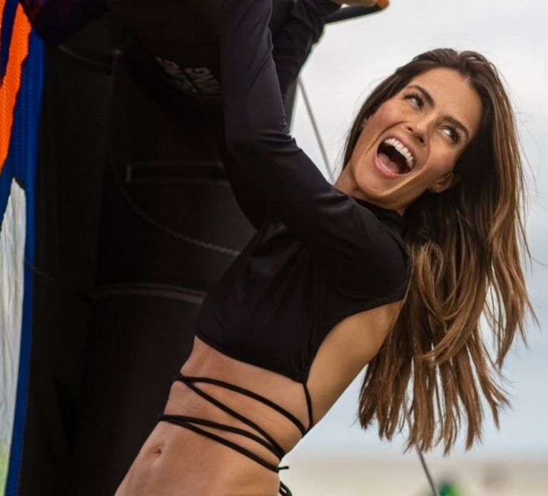 Claudia Álvarez commparte su pasión por el kitesurf