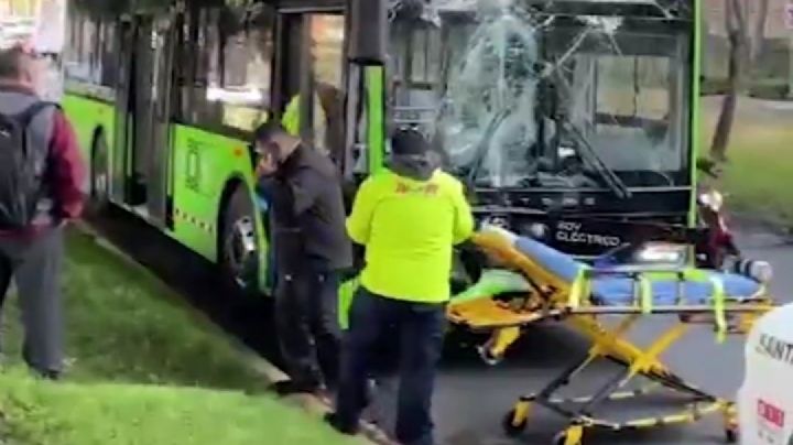 Fuerte accidente en CDMX. Se estrella RTP en Santa Fe y contra Metrobús en la Cuauhtémoc