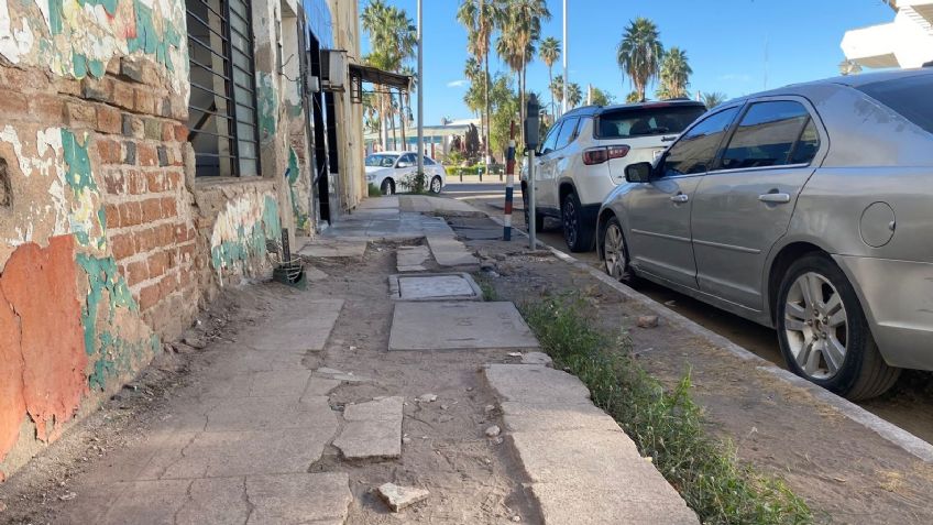 Mal estado de las banquetas en Navojoa, un riesgo para las personas con discapacidad