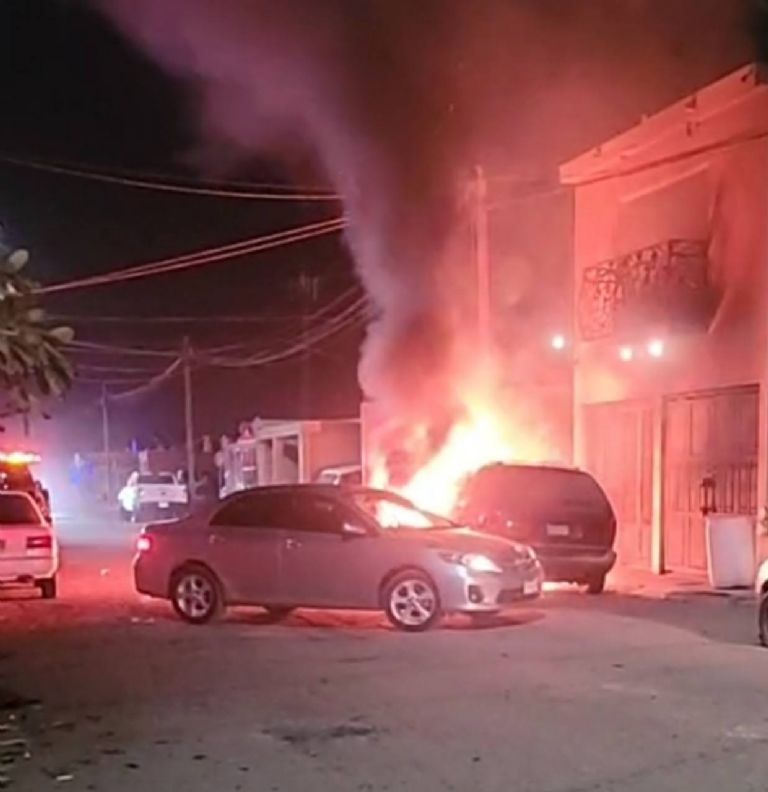 Revelan que vehículo incendiado recibió una bomba molotov. Foto: Facebook