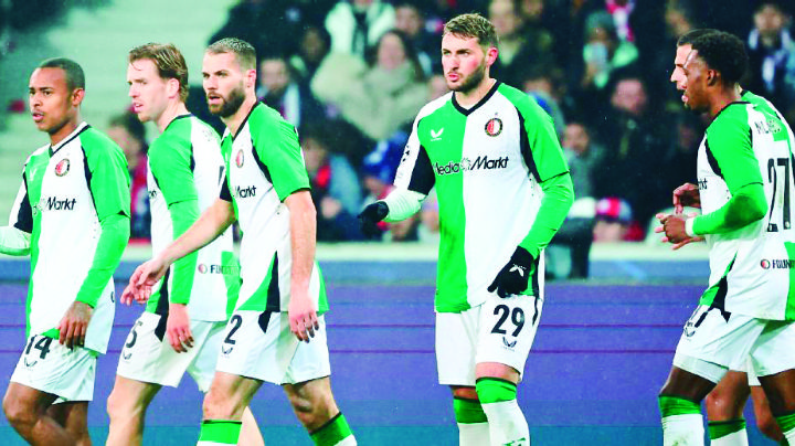 Jornada agridulce para Santiago Giménez en Champions: Anota pero sale por una lesión