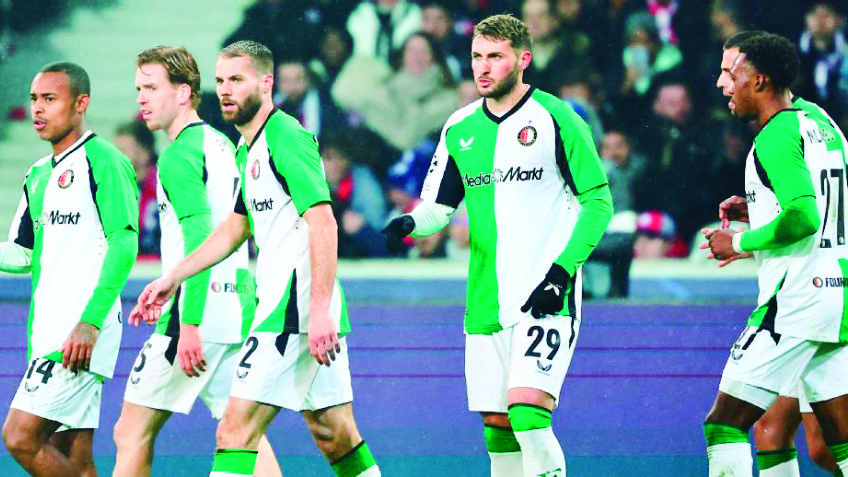 Jornada agridulce para Santiago Giménez en Champions: Anota pero sale por una lesión