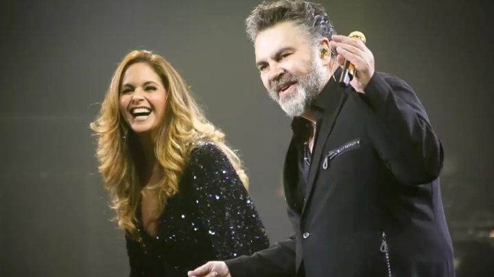 Lucero le roba beso a Manuel Mijares sobre el escenario; Lucerito reacciona inesperadamente