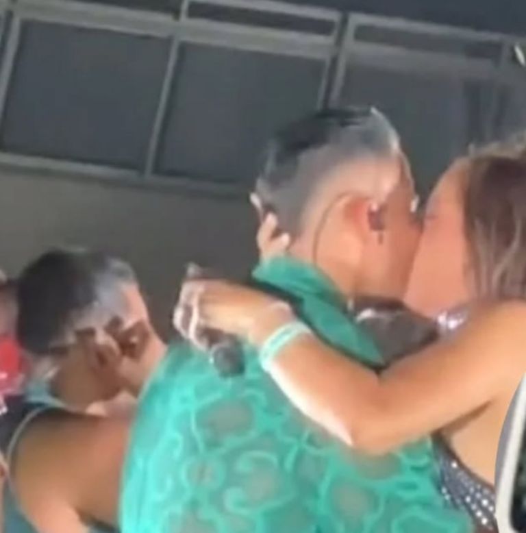 Mujer se divorcia de su esposo tras besarse con Romeo Santos