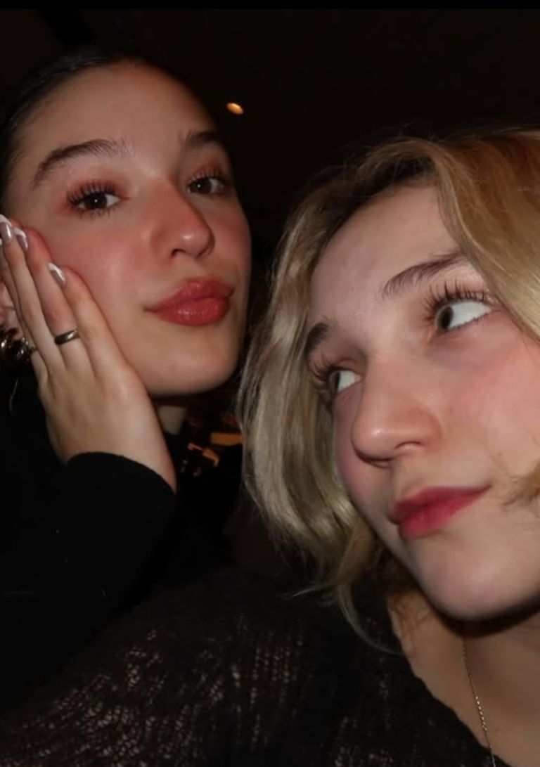 Mía felicita a Nina Rubín por su cumpleaños