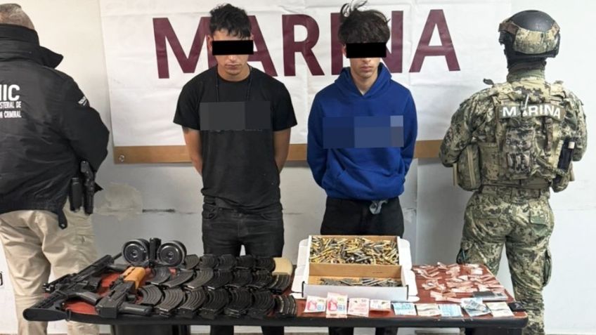 Vinculan a dos jóvenes de 19 años en Sonora; portaban armas largas, chalecos y droga