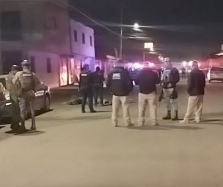 El cuerpo de la víctima quedó tendido sobre la calle