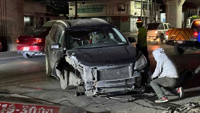 Mujer circula a exceso de velocidad en Monterrey y provoca fuerte accidente vehicular