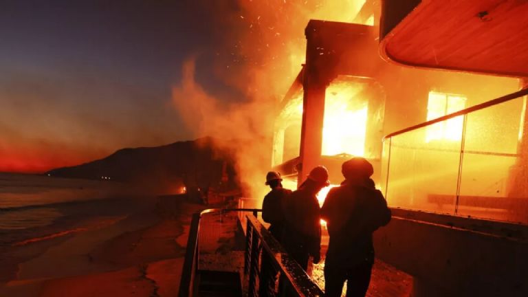 Se incendia la casa de Carlos Vela