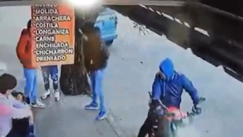 VIDEO: En 30 segundos ladrones roban a cuatro personas en Naucalpan, Edomex