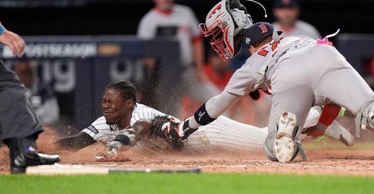 Chisholm evade el toque del receptor para anotar