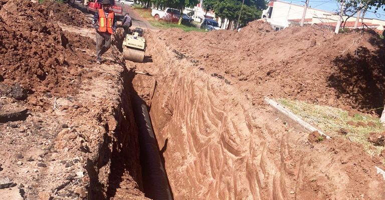 Ciudad Obregón: Avanza Oomapasc en obra de drenaje sobre la calle Mayo