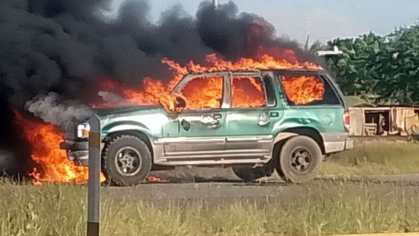 Arde vehículo en la salida norte de Ciudad Obregón; se movilizan cuerpos de emergencia