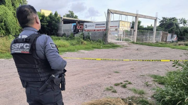 Con el rostro cubierto y esposado, hallan a ejecutado a balazos en arroyo de Culiacán