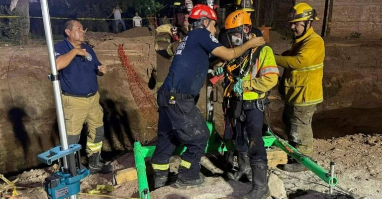 Bombero de Ciudad Obregón es reconocido por comunidad por su valentía al rescatar a trabajadores en alcantarilla 