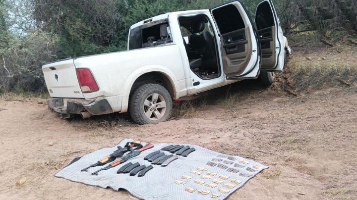 Recuperan vehículo con reporte de robo al norte de Sonora; hallan material bélico dentro
