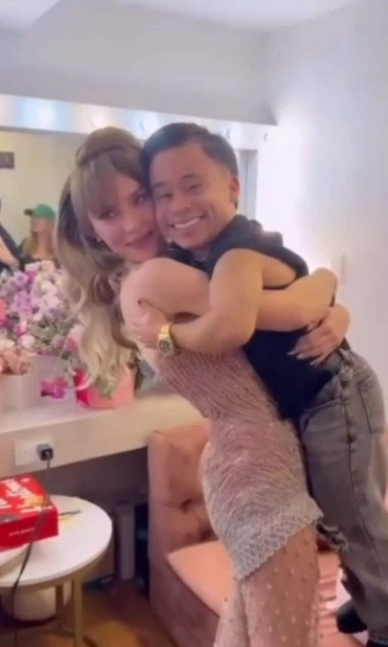 La artista no dudó en abrazarlo y posar junto a él para las cámaras