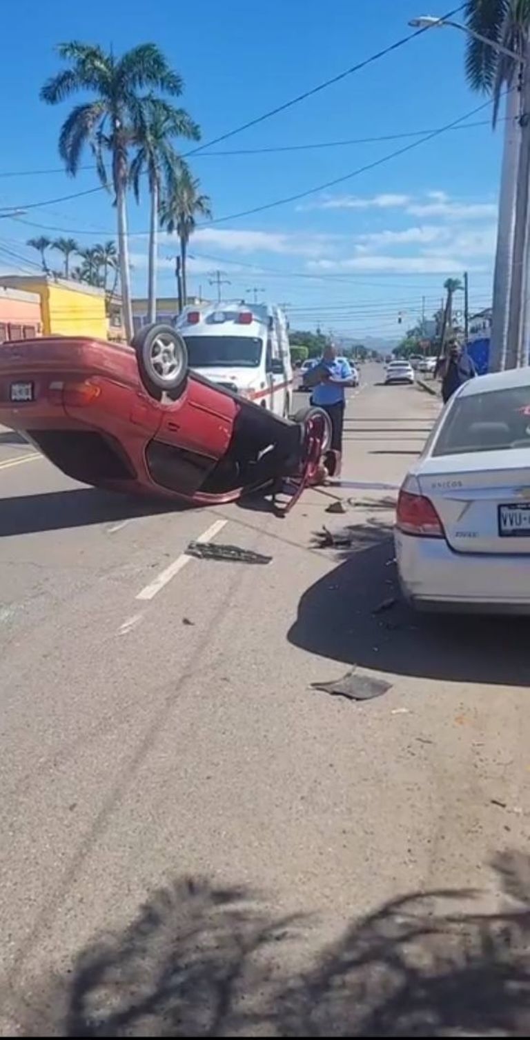 Se registra volcadura en Ciudad Obregón; auto queda con las llantas arriba