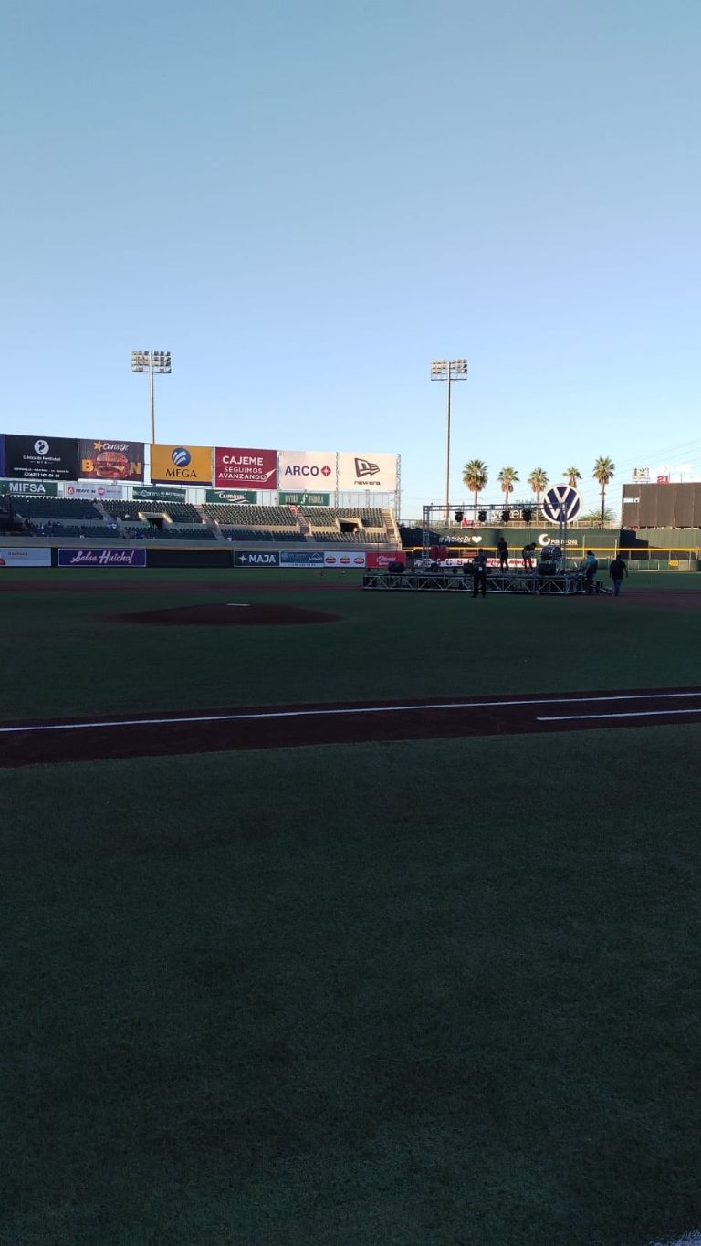 El escenario ya está puesto para que en cuestión de minutos, Joel Elizalde se encargue del show inaugural. 