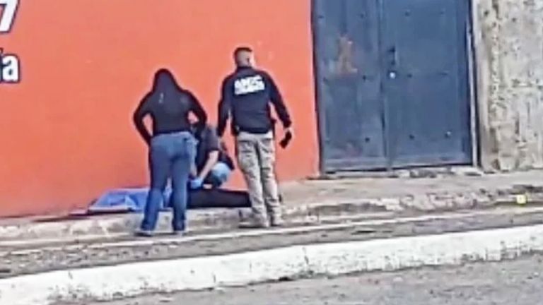 El cuerpo de la víctima fue encontrado tirado sobre la banqueta