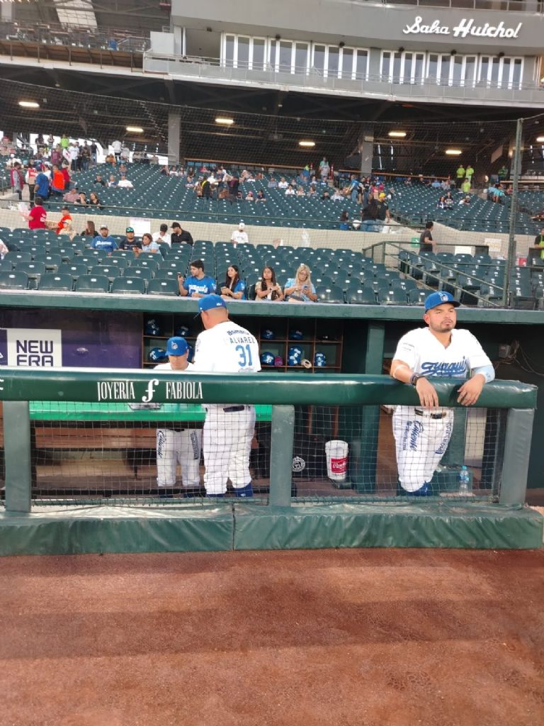 Los jugadores de Yaquis empiezan a saltar al diamante