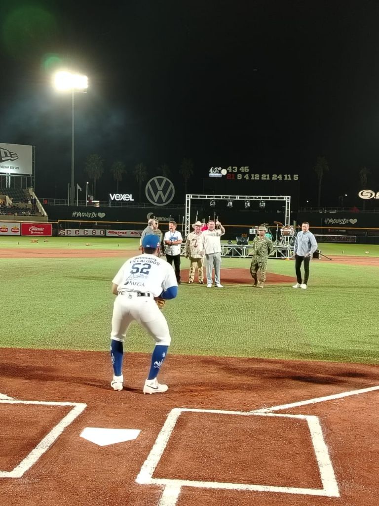 Karim García ya lanza la primera bola