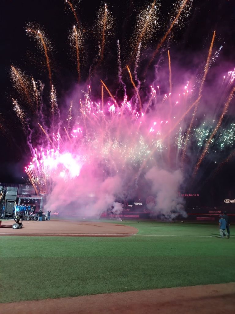 La pirotecnia fue la gran sorpresa que preparó Yaquis en la ceremonia de inauguración