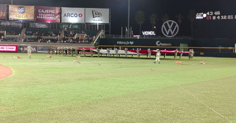 Honores a la bandera en el Estadio Yaquis