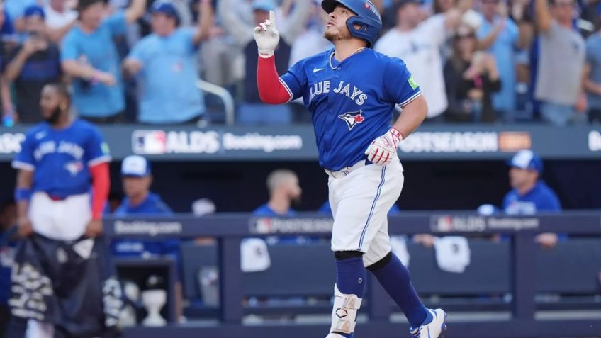 Alejandro Kirk iguala y supera marcas de Vinny Castilla en los playoffs de MLB