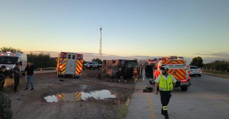 Continúan con la búsqueda de los choferes del autobús que se volcó