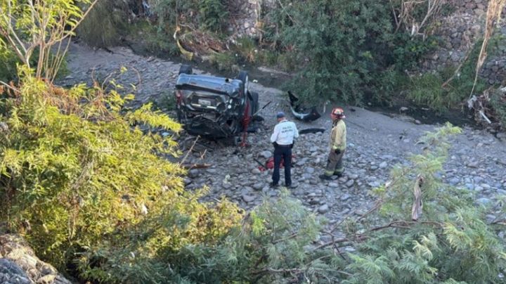 Hombre resulta prensado tras volcar en canal pluvial de Hermosillo; conducía a exceso de velocidad