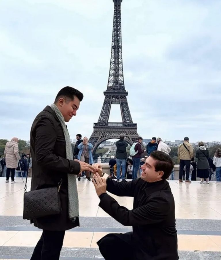 Mariano Riva Palacio le propuso matrimonio a su novio frente a la Torre Eiffel
