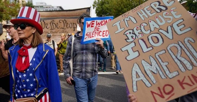 Protestas en EU acusan a Trump de gobernar como un monarca