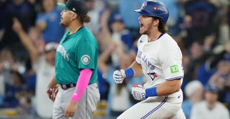 Barger festeja después de conectar su cuadrangular