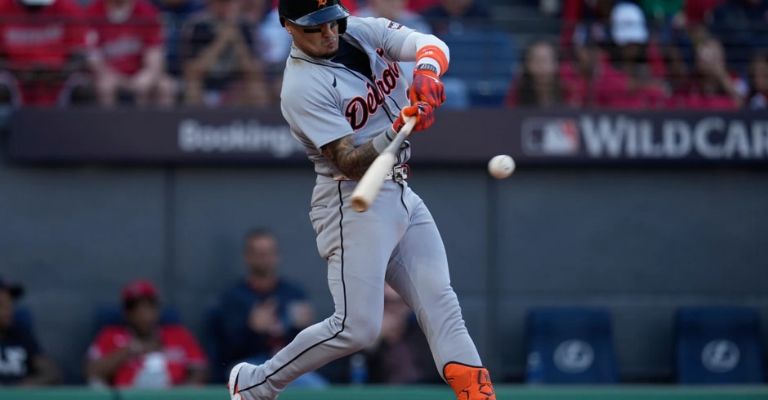 Javy Báez conecta doblete en la séptima entrada