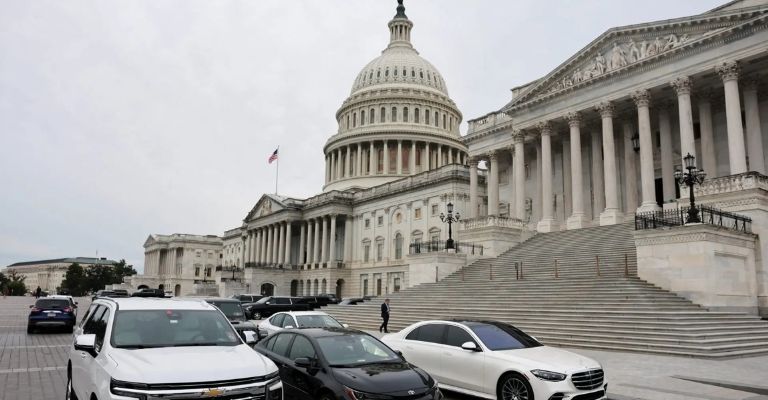 Trump considera reducción de agencias federales