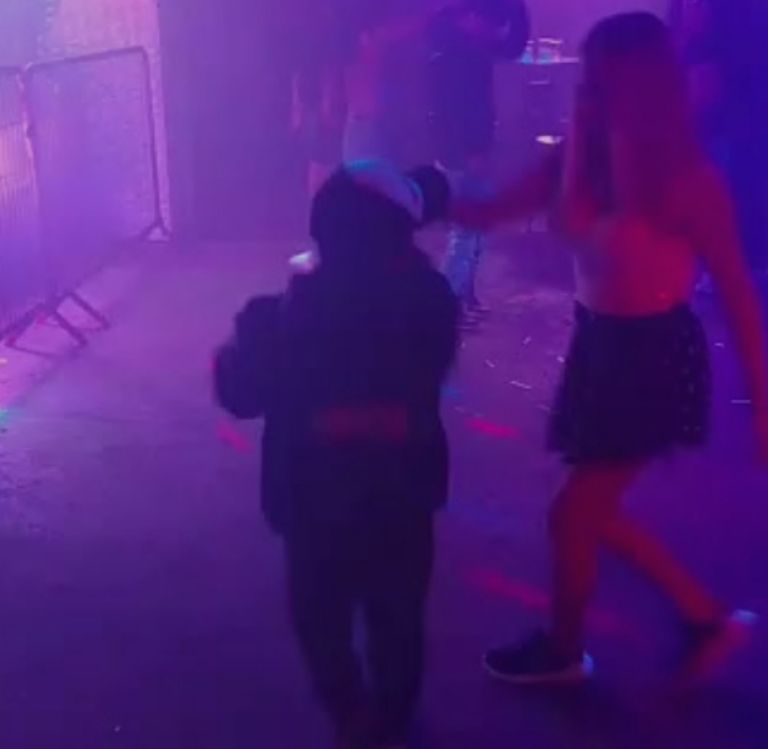 El fin de semana apareció en un video 