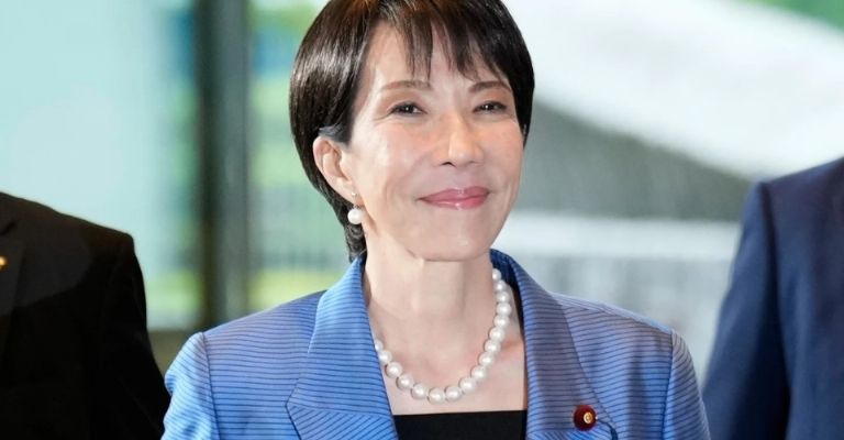 Takaichi viajaba seis horas diarias para estudiar.